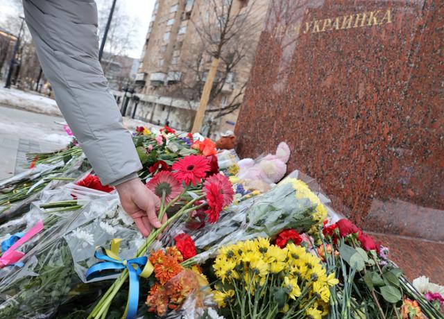 러시아 모스크바에 설치된 우크라이나 작가 레샤 우크라인카의 기념비 주변에 꽃들이 수북이 놓여 있다. 모스크바=로이터·연합뉴스