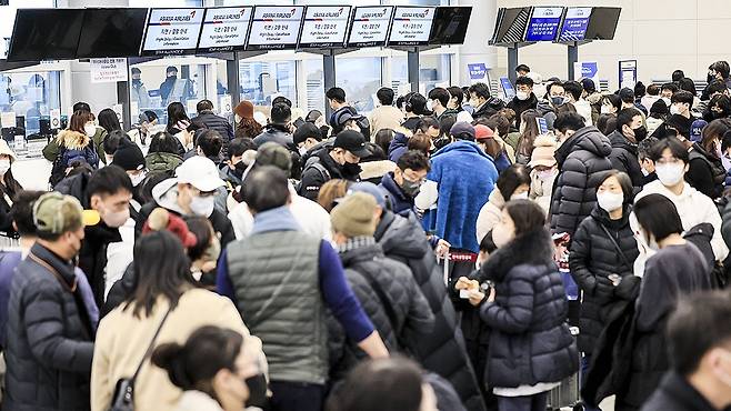 대기표를 구하려는 승객들로 24일 제주공항이 붐비고 있다. 연합뉴스