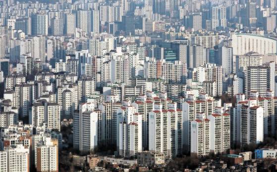 지난 1월5일 서울 중구 남산에서 바라본 도심의 아파트 단지의 모습. 뉴스1