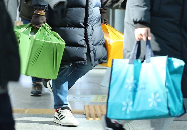 설 연휴 마지막 날인 24일 오전 서울역에서 한 귀경객이 짐을 들고 승차장을 나서고 있다. 연합뉴스