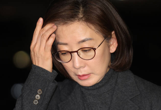 국민의힘 3·8 전당대회 출마를 고심 중인 나경원 전 의원이 지난 19일 서울 자택으로 들어서며 취재진의 질문을 받고 있다. 연합뉴스