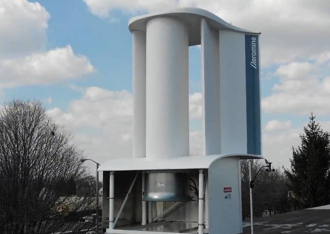미국 기업 에어로민 테크놀로지가 개발한 새로운 풍력 발전기가 한 건물의 옥상에서 가동되고 있다. 에어로민 제공
