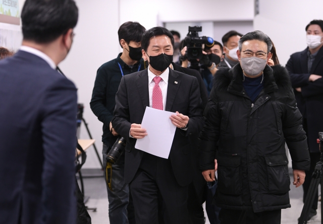 국민의힘 당권주자 김기현 의원이 지난 19일 서울 여의도 국회 소통관에서 기자회견을 하기 위해 이동하고 있다. 이한형 기자