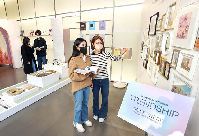 관람객들이 서울 성동구 성수동 ‘무신사 테라스 성수’에 마련된 LX하우시스의 ‘트렌드십(TRENDSHIP)’ 팝업 전시공간에서 다양한 인테리어 디자인을 감상하고 있다. LX하우시스 제공