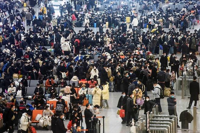 중국 최대 명절 춘제(음력설)를 이틀 앞둔 20일 저장성 항저우 동역에서 승객들이 기차를 기다리고 있다. [AFP=연합뉴스]