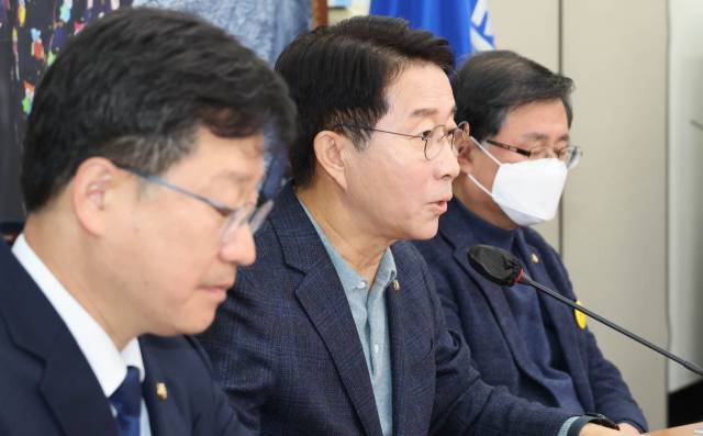 ▲더불어민주당 조정식 사무총장이 24일 오전 국회 대표실에서 열린 설 민심 기자간담회에서 발언하고 있다. ⓒ연합뉴스