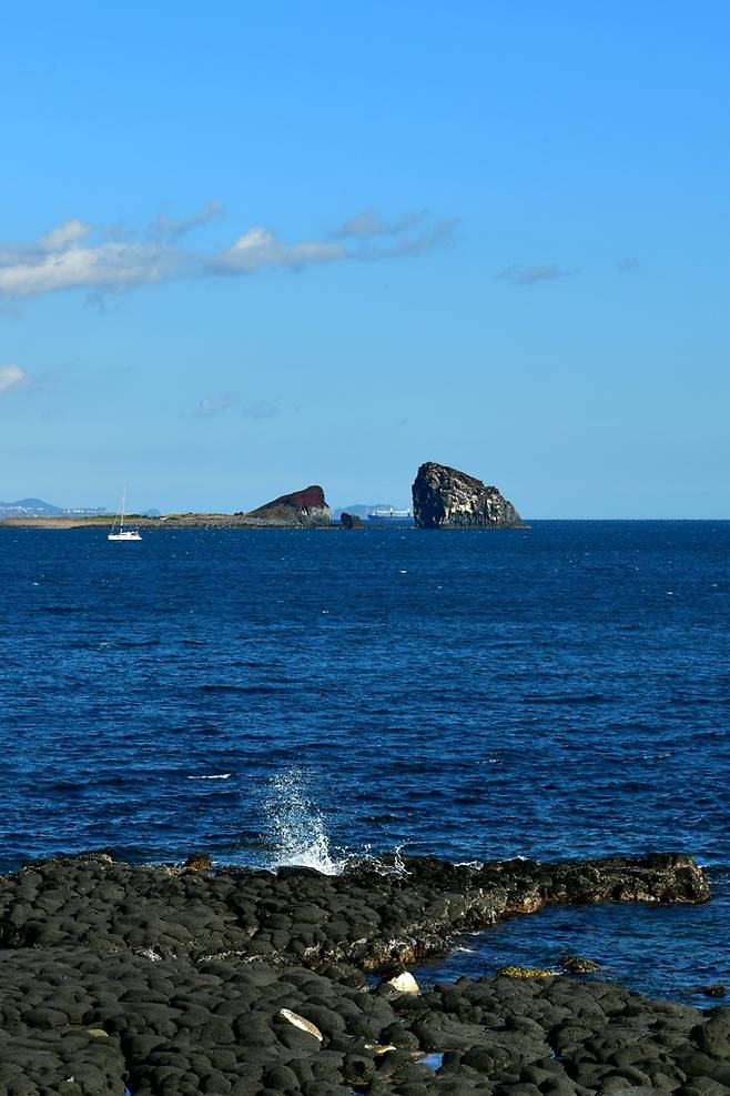 산이수동항에서 본 형제섬.