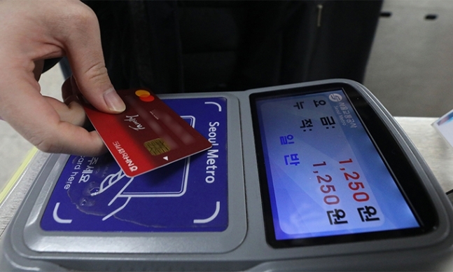 한 시민이 지난해 12월 26일 서울 지하철 여의도역에서 교통카드를 찍고 있는 모습. 뉴시스