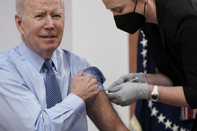 지난해 3월 조 바이든 미국 대통령이 백악관 사우스코트 강당에서 두 번째 코로나19 백신 부스터샷을 접종하고 있다. AP연합뉴스