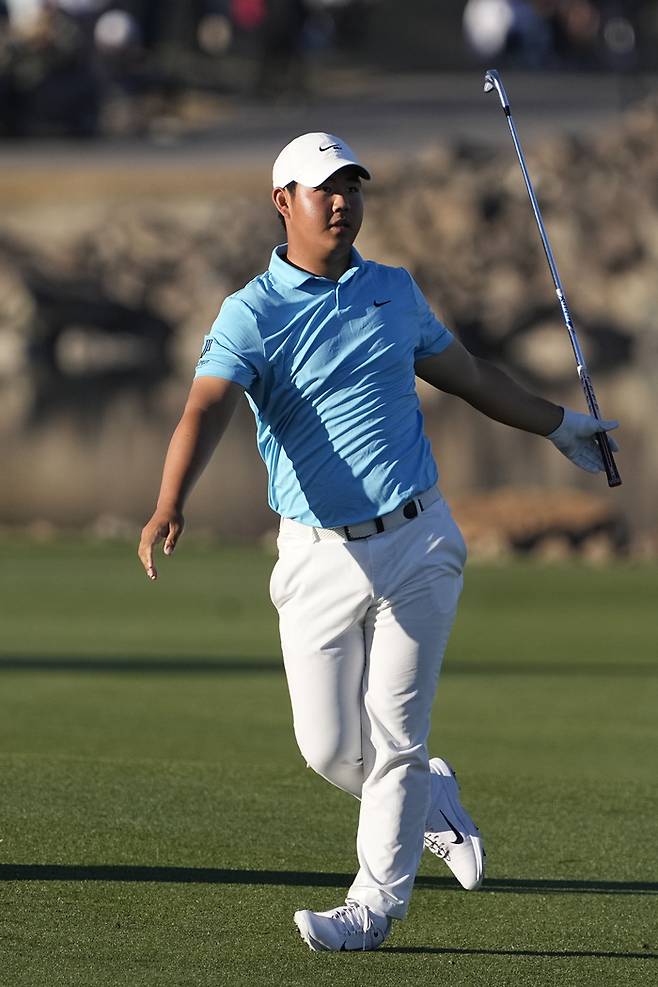 김주형이 지난 23일 미국 캘리포니아주 라킨타의 PGA 웨스트 스타디움 코스에서 열린 미국 PGA 투어 아메리칸 익스프레스 최종라운드 18번홀 페어웨이에서 세컨샷을 날린 뒤 공을 바라보고 있다.  라킨타｜AP연합뉴스
