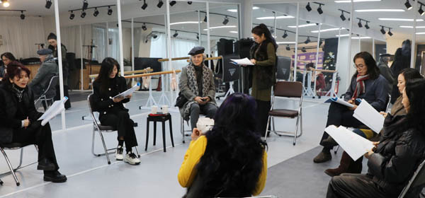 연극 에 출연하는 시니어 배우들이 지난 1월 11일 서울 서초구에 있는 한 연습실에서 공연 연습을 하고 있다. / 한수빈 기자