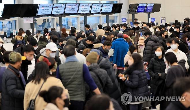 제주공항 대기표 구하기 전쟁 (제주=연합뉴스) 박지호 기자 = 설 연휴 마지막 날인 24일 오전 폭설과 강풍이 몰아쳐 항공편이 전편 결항한 가운데 승객들이 대기표를 구하기 위해 각 항공사 대기전용 카운터에 길게 줄을 서 있다. 2023.1.24 jihopark@yna.co.kr