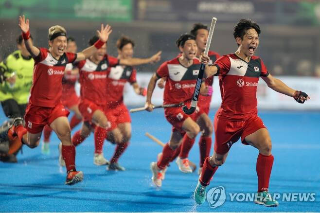 승리가 확정된 후 기뻐하는 한국 선수들.  [EPA=연합뉴스]