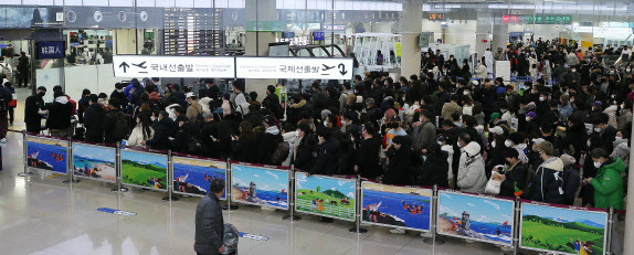 제주공항 운항이 재개된 25일 오전 폭설과 강풍으로 발이 묶인 관광객과 도민들이 한꺼번에 공항에 몰리면서 3층 출발장이 혼잡을 빚고 있다.(사진=연합뉴스)