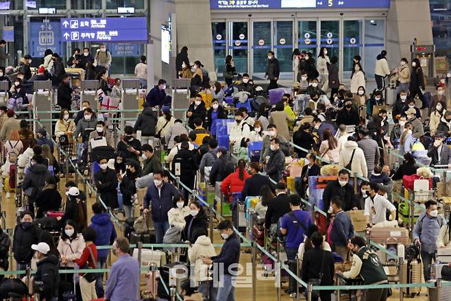 지난 설 연휴 해외로 나가는 여행객들로 붐비는 인천국제공항 제1여객터미널 3층 체크인 카운터. (사진=연합뉴스)