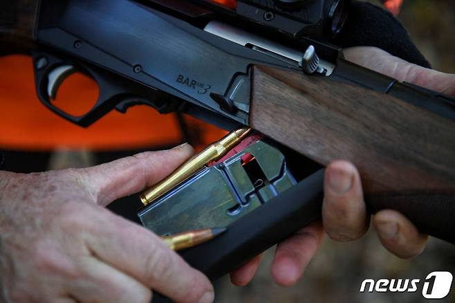 한 남성이 사냥용 총에 총알을 장전하고 있다. ⓒ AFP=뉴스1 ⓒ News1 김예슬 기자