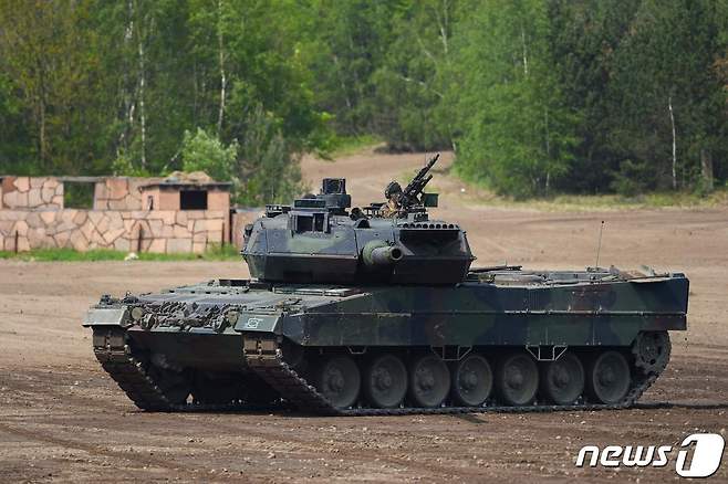 독일 레오파드2 주력 탱크의 대원들이 지난 2019년 5월 20일 뮌스터 훈련장에서 훈련에 참가를 하고 있다. 독일은 25일 (현지시간) 우크라이나에 자국과 서방 각국이 보유한 독일산 주력 탱크 레오파드2를 지원하기로 결정한 것으로 알려졌다. ⓒ AFP=뉴스1 ⓒ News1 우동명 기자