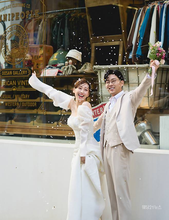 사진 : 드레스 아벨바이케이, 에디터 조윤예, 캐스팅디렉터 고성송, 포토그래퍼 김보하(써드마인드), 슈트 스플렌디노, 헤어 김은희 메이크업 이미진, 제품협찬 가자와인, 블라썸베일, 수야