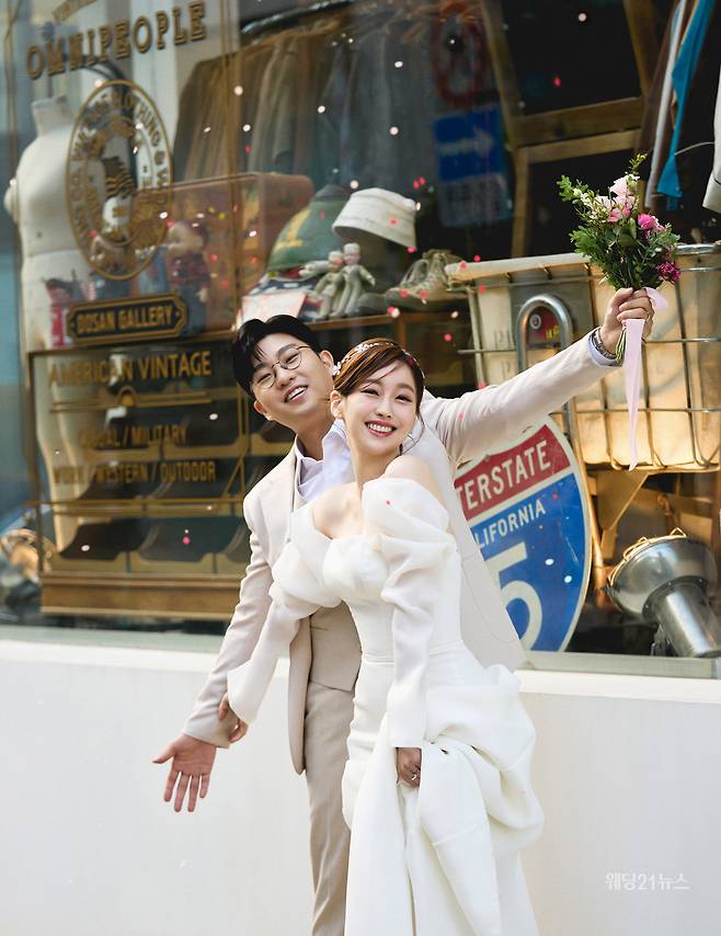 사진 : 드레스 아벨바이케이, 에디터 조윤예, 캐스팅디렉터 고성송, 포토그래퍼 김보하(써드마인드), 슈트 스플렌디노, 헤어 김은희 메이크업 이미진, 제품협찬 가자와인, 블라썸베일, 수야