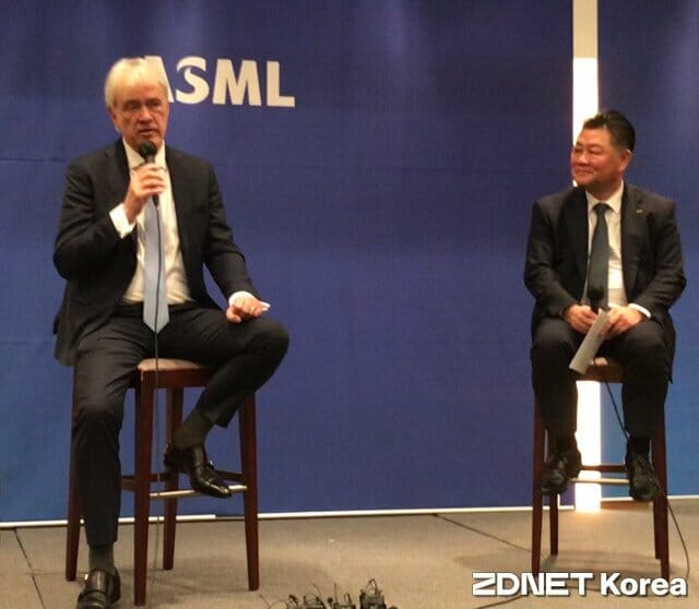 피터 베닝크 ASML 최고경영자(왼쪽)와 이우경 한국지사장이 지난해 11월 15일 서울 삼성동 인터컨티넨탈서울코엑스호텔에서 열린 기자간담회에서 질문에 답하고 있다.(사진=유혜진 기자)