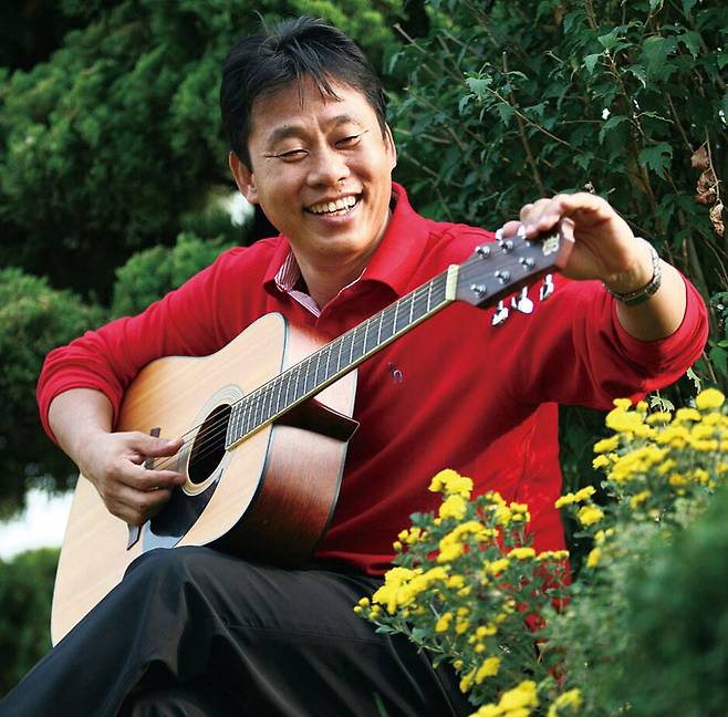 2006년 10월 일시귀국한 이태석 신부가 조선일보와 인터뷰하면서 기타를 조율하고 있다. /조선일보DB