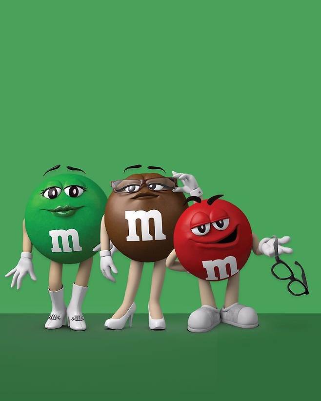 엠앤엠즈(M&M‘s) 과거 캐릭터 모습. 초록색 캐릭터는 부츠를, 갈색 캐릭터는 뾰족한 하이힐을 신고 있다. /엠앤엠즈 인스타그램