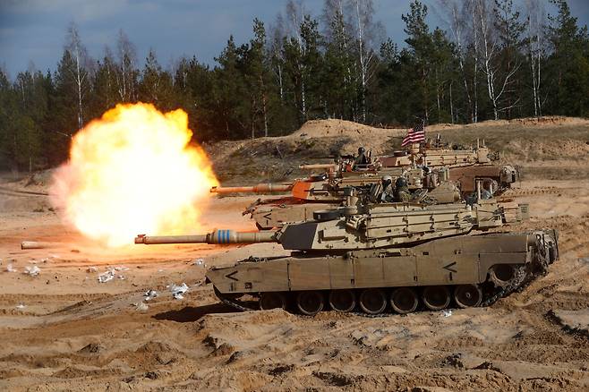 2021월 9월 라트비아의 아다지 훈련기지에서 전개된 나토군의 '크리스털 애로우' 훈련에서 불을 뿜는 미 육군의 M1A1 에이브럼스 탱크. 뉴욕타임스는 백악관이 30대의 에이브럼스 탱크를 우크라이나에 지원하기로 결정했다고 보도했다. /로이터 연합뉴스