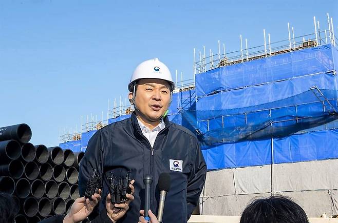 정부가 부동산 경착륙을 막기 위해 고강도 대책을 내놓았으나 세밀한 부분에서는 부족함이 많다는 평가를 받고 있다. 부동산 대책의 실무 책임을 맡고 있는 원희룡 국토교통부 장관이 지난 1월 12일 부산의 한 초등학교 건립 현장을 방문한 모습./국토교통부