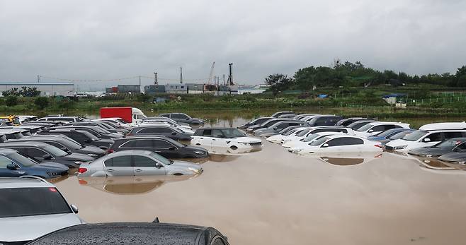 많은 비가 내린 지난해 6월 30일 경기도 수원시의 한 중고차 단지 주차장이 물에 잠겨 있다./연합뉴스
