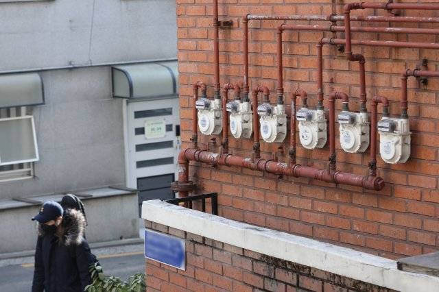 정부가 사회적 배려대상자의 겨울철 난방비 부담을 완화하기 위해 취사·난방용 도시가스 요금 할인 한도를 50% 늘린다. 사진은 12일 오후 서울 시내 주택가의 가스계량기 모습  2023.01.12. 뉴시스