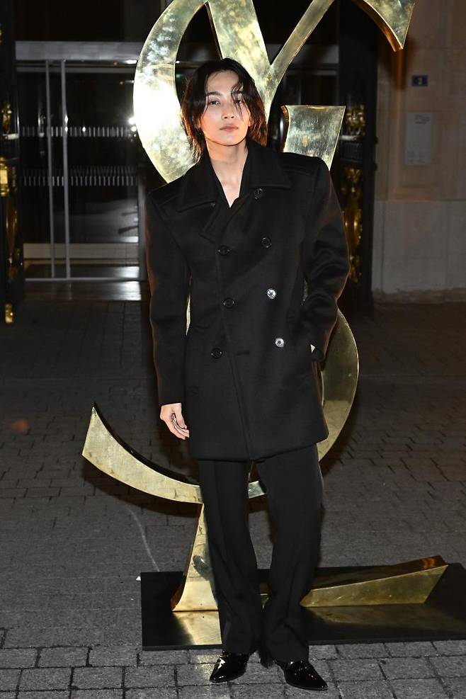 파리 패션 위크 생 로랑 2023 F/W 남성복 컬렉션 패션쇼에 참석한 세븐틴 정한.