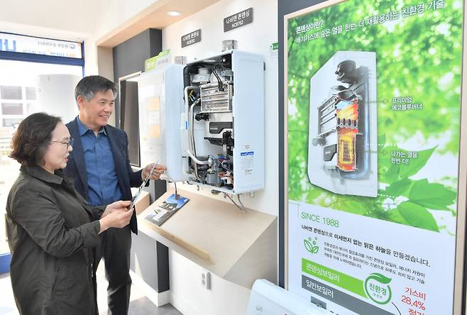 경동나비엔 대리점에서 고객이 친환경보일러를 살펴보고 있다. (자료: 전자신문 DB)