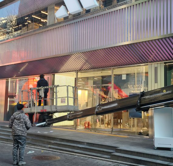 지난 11일 오전 서울 중구 명동에서 오픈을 앞둔 아디다스 매장에 공사가 한창 진행 중이다. /사진=최아영 수습기자