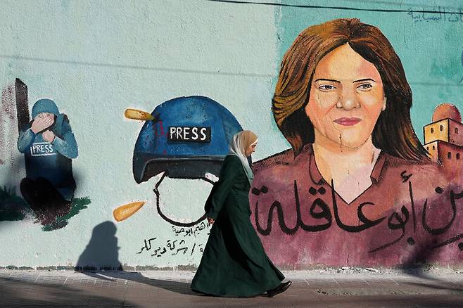 지난해 5월 취재 중 이스라엘군의 총격에 사망한 <알자지라> 방송 기자 시린 아부 아클레의 벽화가 가자 시티의 벽에 그려져 있다. AP 언론인보호위원회 누리집
