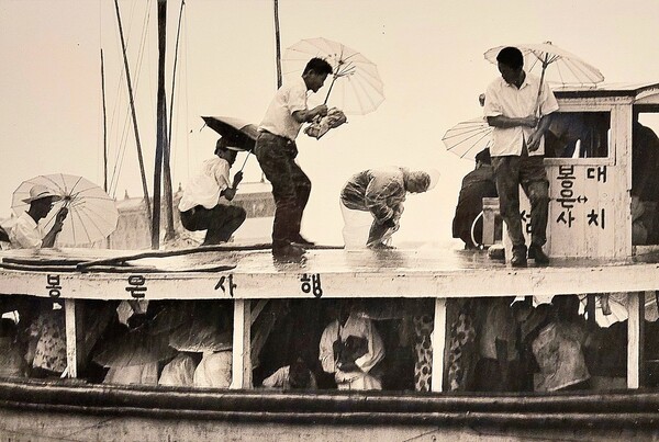 박옥수 작가가 1968년 찍은 한강변 뚝섬 선착장의 배 사진. 스페이스 22 제공