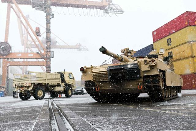 미국 육군 주력 탱크인 M1 에이브럼스 탱크가 지난달 3일 폴란드 그디니아 항구에 서 있다. 그디니아=AFP 연합뉴스