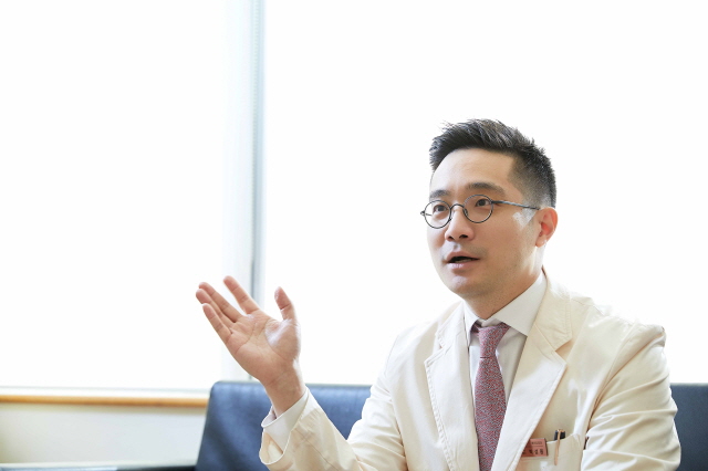 식도암 수술의 위험성에 대해 설명하는 박성용 교수./사진=신지호 기자