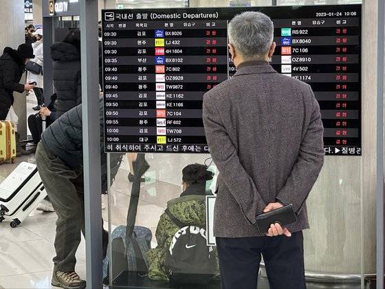24일 오전 10시쯤 제주국제공항 3층 출발대합실에서 한 시민이 국내선 출발 상황판을 바라보고 있다. 최충일 기자