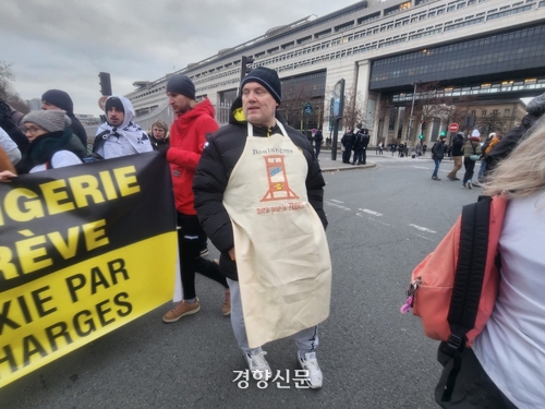 한 제빵사가 EDF(프랑스국영에너지기업)라고 수가 놓인 단두대가 그려진 앞치마를 입고 23일 재정경제부 앞에서 열린 시위에 참여했다.