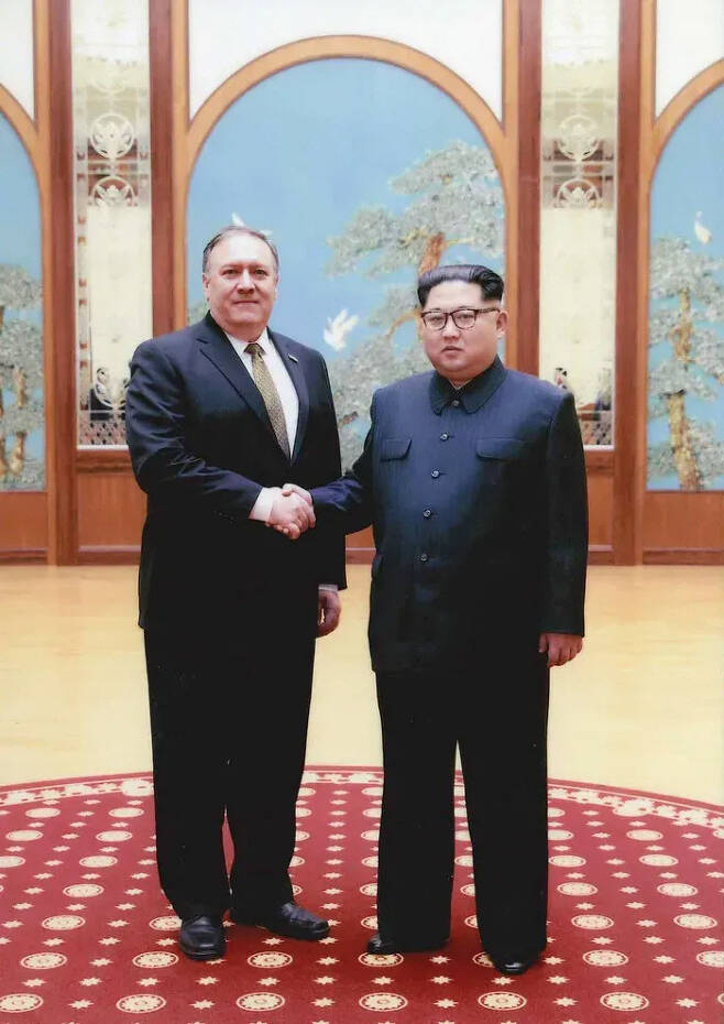 마이크 폼페이오 전 미국 국무장관과 김정은 북한 국무위원장이 2018년 평양에서 만나 악수하고 있다. Gettyimages/이매진스