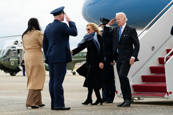 조 바이든(오른쪽) 미국 대통령과 부인 질 바이든 여사가 델라웨어에서 주말을 보낸 뒤 23일(현지시간) 메릴랜드주 앤드루스 공군기지에 도착해 마중 나온 군인에게 경례를 받고 있다. AP연합뉴스