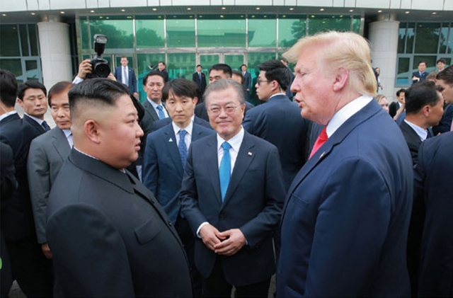 2019년 6월 30일 판문점 남측지역에서 문재인 전 대통령과 김정은 국무위원장, 도널드 트럼프 전 미국 대통령이 만났다. 노동신문, 뉴시스