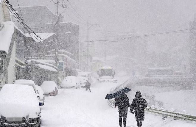 기록적 한파에…80대, 주차장서 저체온증 추정 사망