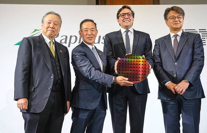 고이케 아쓰요시 라피더스 사장(왼쪽 둘째)과 다리오 길 IBM 수석부사장(왼쪽 셋째)이 지난해 12월 일본 도쿄에서 차세대 반도체 공동 개발을 위한 업무협약을 맺은 뒤 기념 촬영을 하고 있다.  【교도연합뉴스】