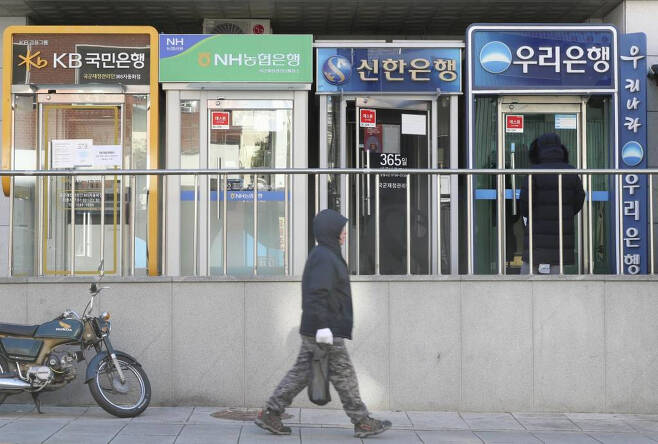 25일 서울 시내의 주요 시중은행 ATM 앞에서 시민들이 업무를 보기 위해 기다리고 있다. 금융노사는 은행 영업시간 복구 막판 협의가 진행되면서 오는 30일 실내마스크 착용 의무 해제와 함께 시중은행 영업시간 정상화 가능성이 높다고 밝혔다/사진=뉴시스