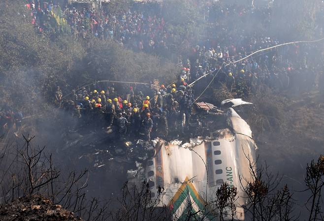 여객기 추락사고가 발생한 네팔 포카라에서 구조대원들이 수색 작업을 벌이고 있다. 연합뉴스