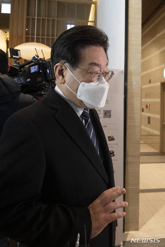[서울=뉴시스] 김근수 기자 = 이재명 더불어민주당 대표가 25일 오전 서울 마포구의 한식당에서 당내 강성 초선의원 모임 '처럼회' 소속 의원들과 식사를 마치고 밖으로 나서고 있다. 2023.01.25. ks@newsis.com