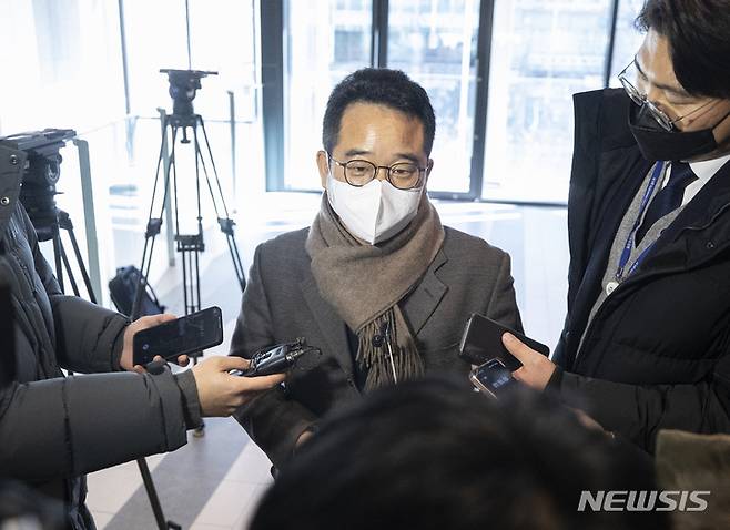 [서울=뉴시스] 김근수 기자 = 민병덕 더불어민주당 의원이 25일 오전 서울 마포구의 한식당에서 이재명 당 대표와 '처럼회' 소속 의원들과 식사를 마치고 기자들 질문에 답하고 있다. 2023.01.25. ks@newsis.com