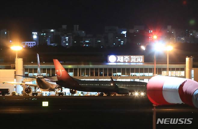 [제주=뉴시스] 우장호 기자 = 제주공항 셧다운 여파로 귀경 행렬이 이어지는 25일 오후 공항 계류장이 귀경객을 태운 여객기의 움직임으로 분주하다. 국토교통부는 결항 사태로 발이 묶인 체류객 수송을 위해 오는 26일 오전 1시까지 김포공항 이착륙 시간을 연장했다. 2023.01.25. woo1223@newsis.com