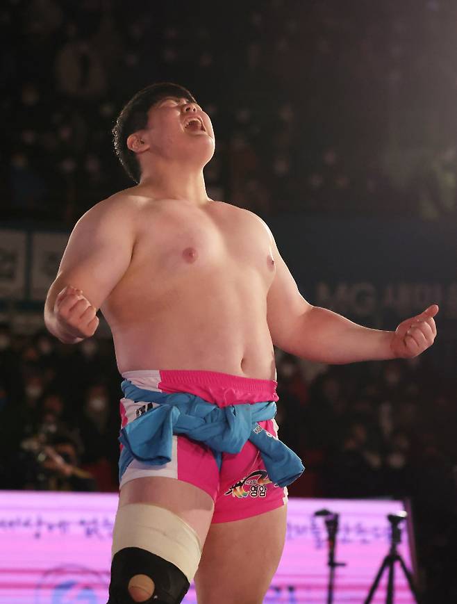 김민재가 24일 전라남도 영암군 영암실내체육관에서 열린 '위더스제약 2023 설날장사씨름대회' 백두장사(140kg 이하) 결정전에서 오정민(문경새재씨름단)을 3 대 0으로 완파하고 올해 첫 대회 정상에 오른 뒤 포효하고 있다. 대한씨름협회